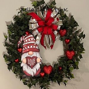Stunning Valentine’s Day ivy and gnome wreath.